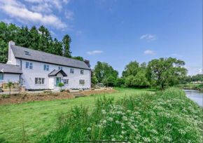 Luxury Riverside Escape in North Devon! Stunning Views